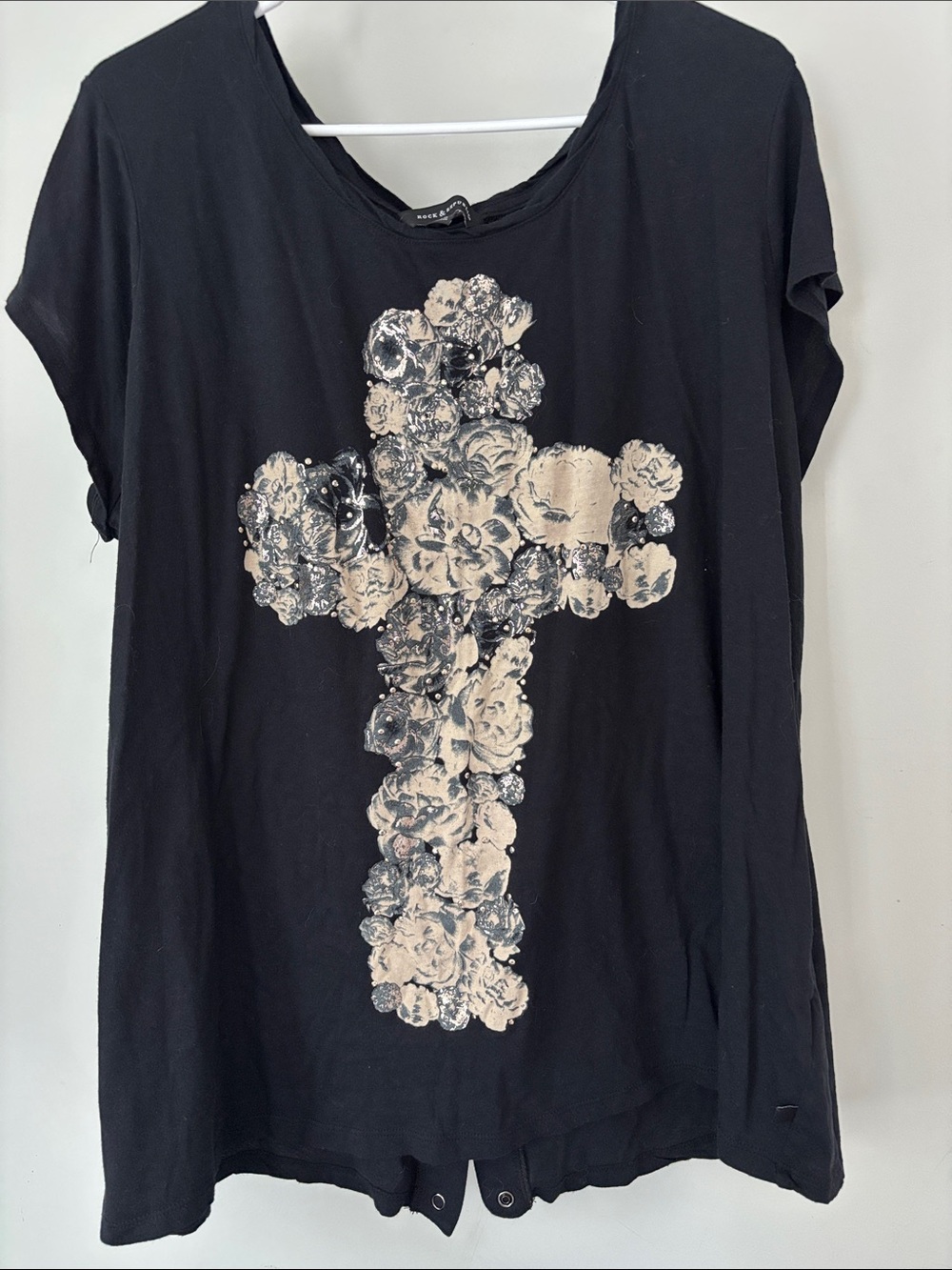Rock & Republic Black Floral Studded Tee buttons in the back Size 2X